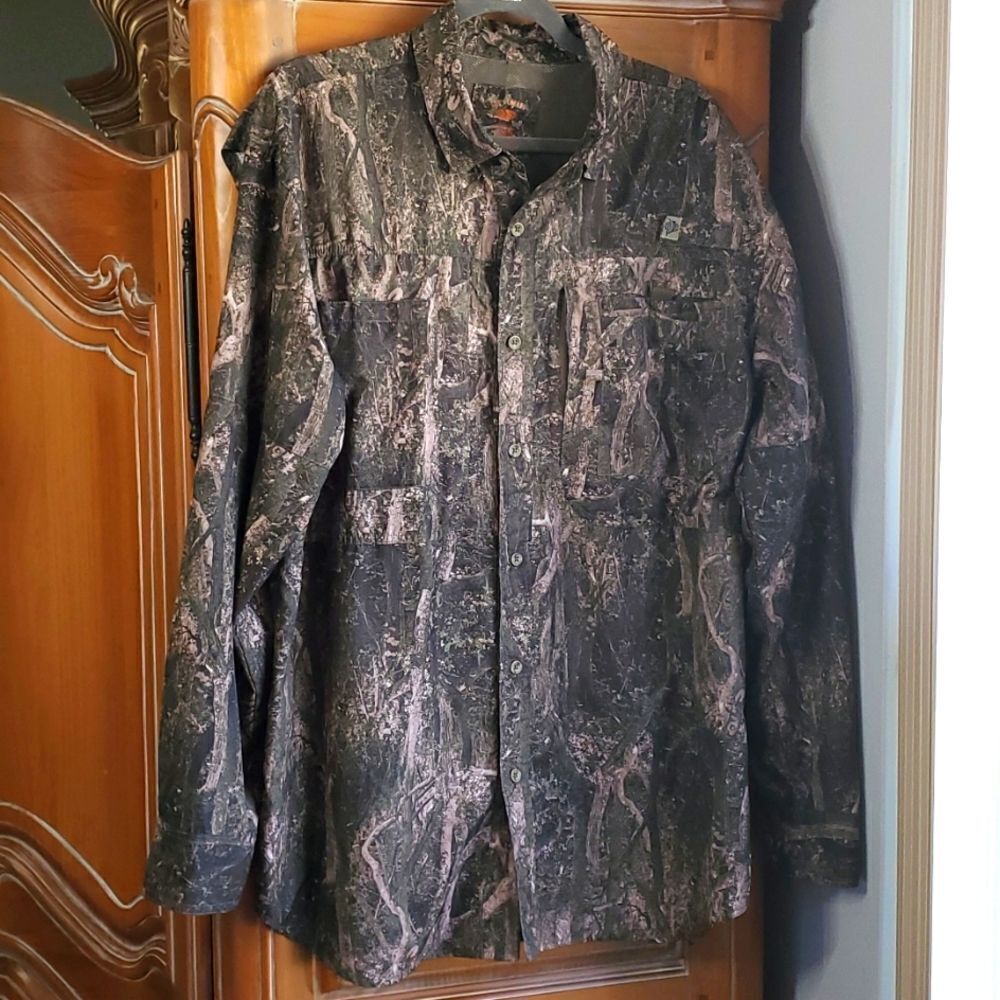 Mens light weight‎ breathable hunting/fishing shirt. XL..Button up. Camouflage.